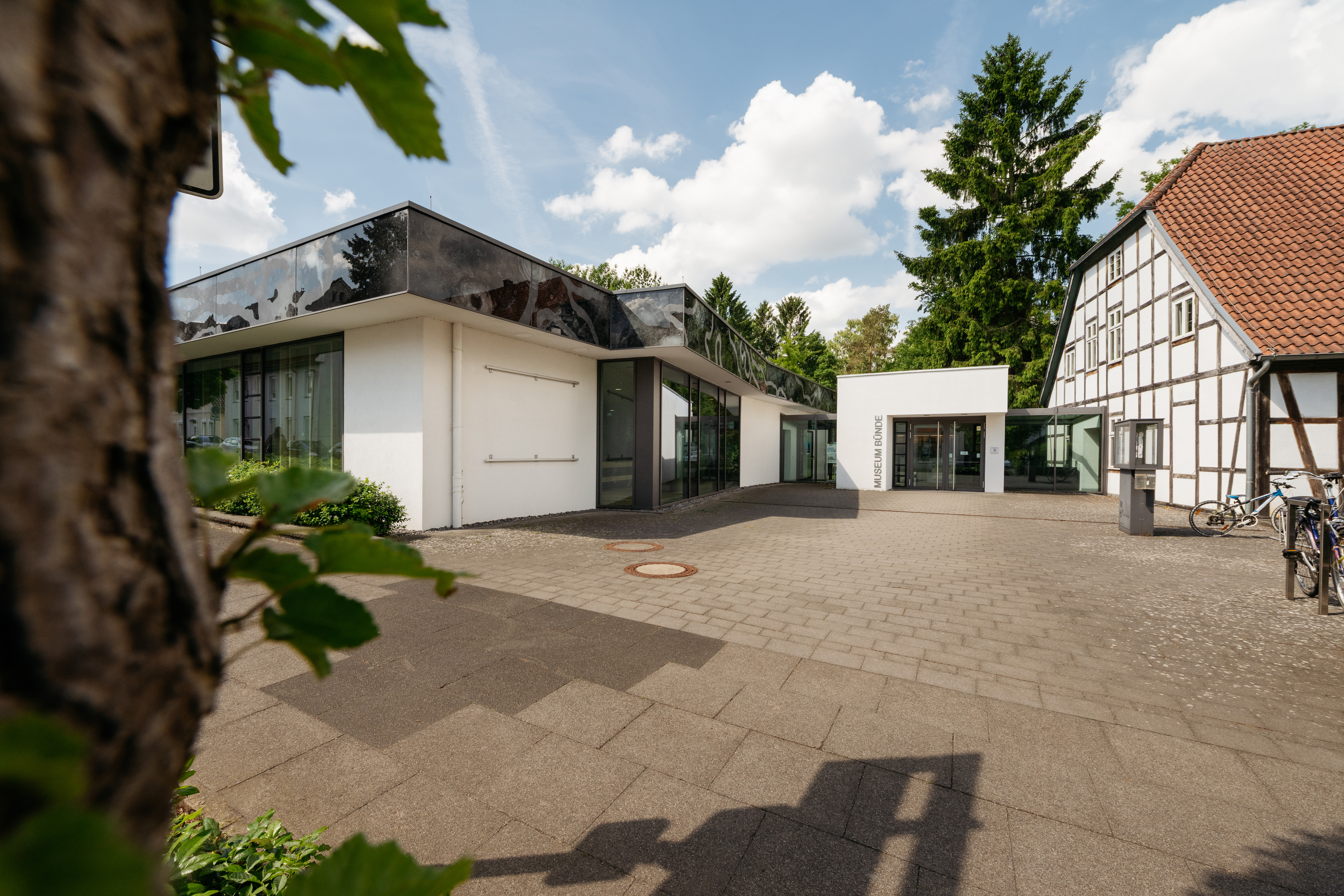 Der Eingang des Dobergmuseums, rechts daran angrenzend ein altes Fachwerkhaus und links ein modernes Museumsgebäude