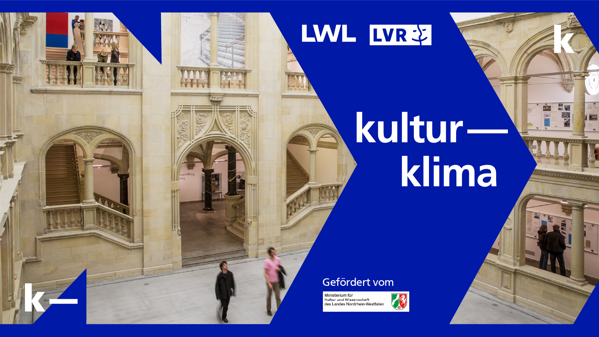 Innenhof eines historischen Gebäudes mit Arkaden, Balustraden und mehreren Personen auf verschiedenen Ebenen