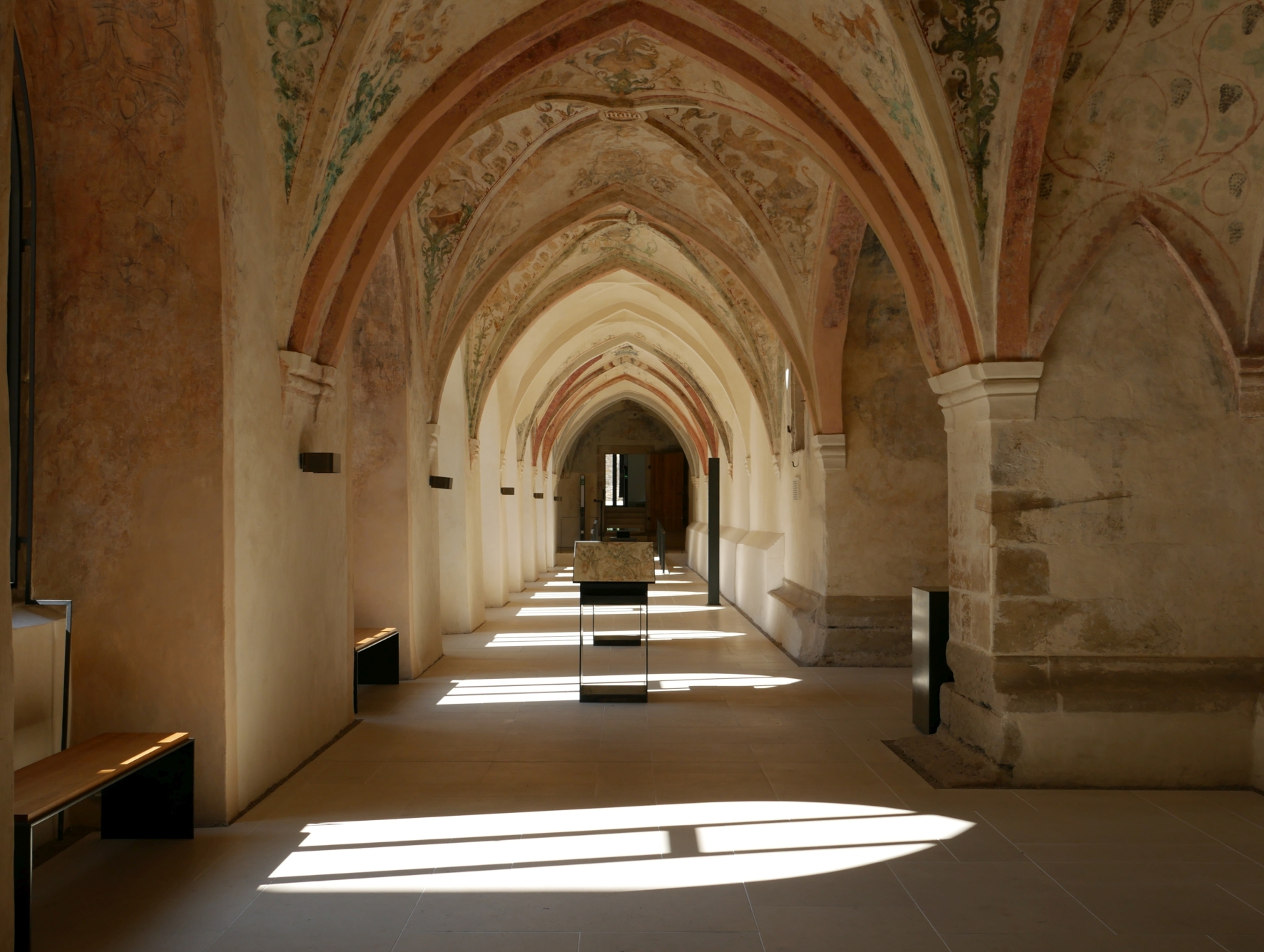 Kreuzgang mit Sonneneinfall und Schatten