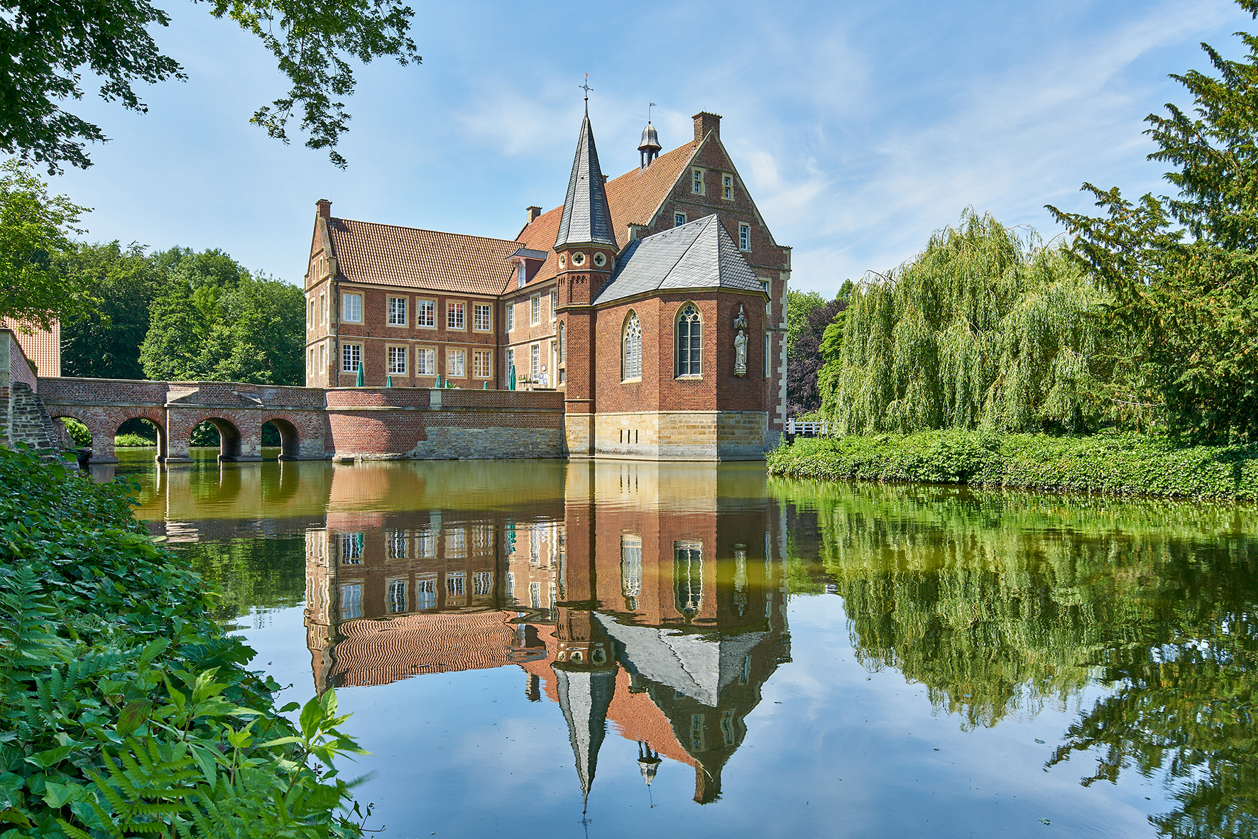 Burg Hülshoff mit Wassergraben, im Burggraben spiegelt sich die Burg