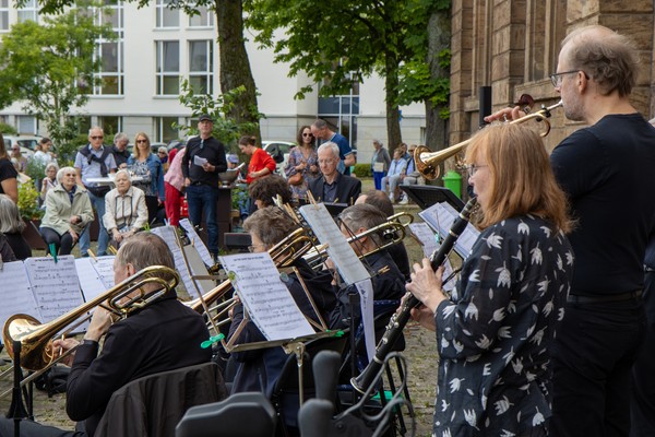 Eine Big Band spielt ein Konzert auf dem Platz vorm Preußenmuseum.