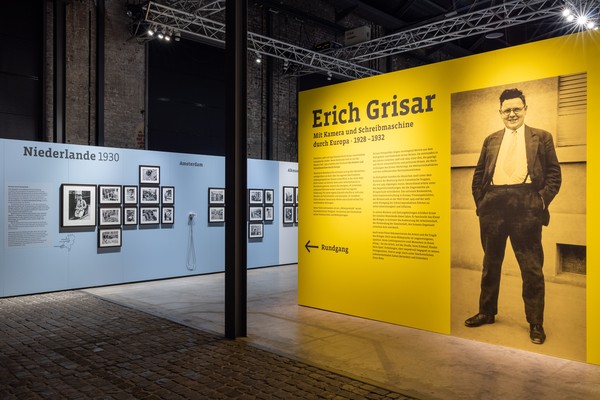 Beginn des Rundgangs durch die Ausstellung "Erich Grisar". Große Texttafel mit schwarz-weiß Fotografie von Erich Grisar.