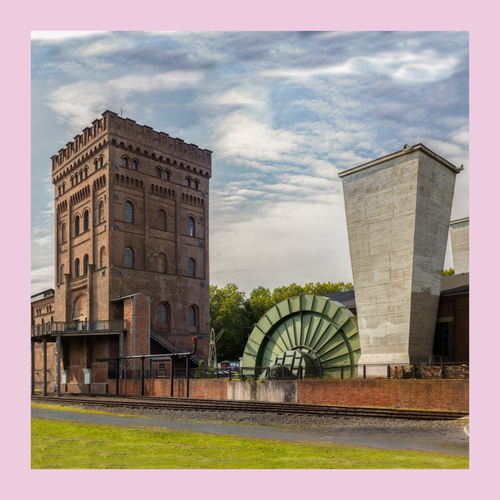 Malakowturm und trichterförmiger Lüfter auf dem Gelände der Zeche Hannover, Bild eingefasst von rosa Rahmen