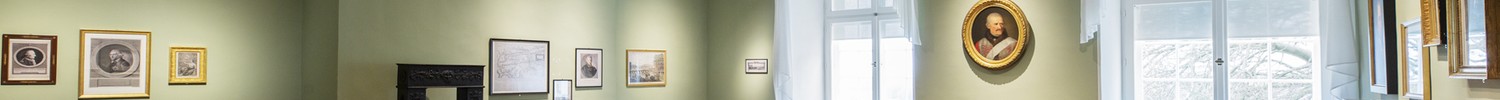 Arbeitszimmer mit alten Holzmöbeln und Parkettboden