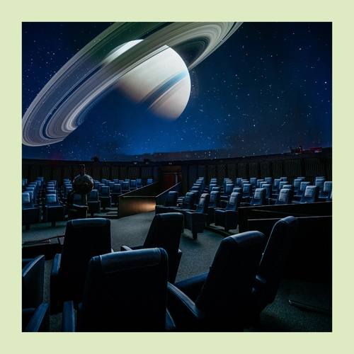 Foto im grünem Rahmen. Foto: Sitzreihen im Planetarium und Blick auf die Leinwandfläche, auf der ein Planet abgebildet ist.