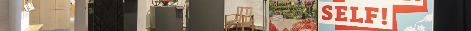 Ausstellungsraum mit zwei großen Infotafeln zur Wanderausstellung "DO IT YOURSELF!" des LWL-Museumsamtes für Westfalen und weiteren Exponaten.