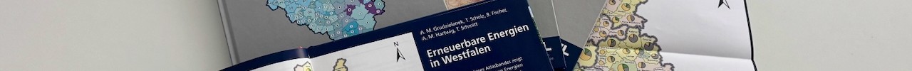 Drei Berichte mit Karten Westfalens, einer aufgeklappt mit farbiger thematischer Karte und Texten.
