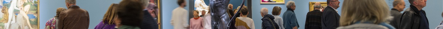 Bronzefigur eines nackten Bogenschützen in einem Museum mit mehreren Besuchern und Gemälden an den Wänden