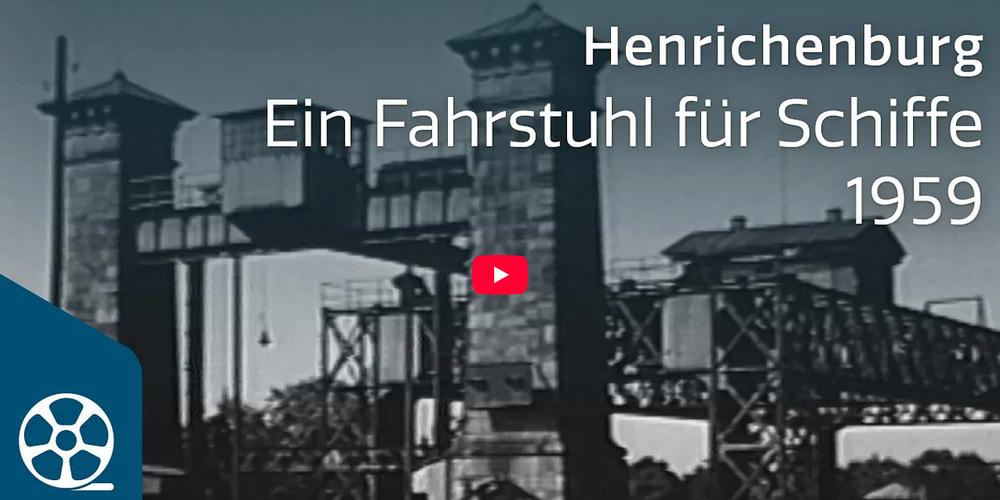 Schwarz-weiße Aufnahme eines historischen Schiffshebewerks und dem Text 'Henrichenburg Ein Fahrstuhl für Schiffe 1959'