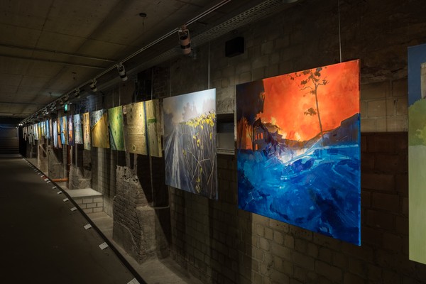 Ausstellungsraum mit Gemälden