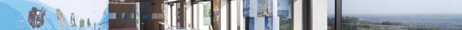 Ein Ausstellungsraum mit verschiedenen Erklär- und Medienstationen.