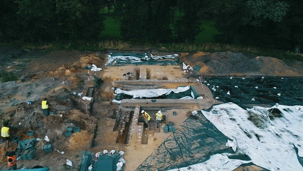 Archäologische Ausgrabungsfläche, auf der Menschen arbeiten