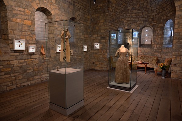 Zwei Kleider in gläsernen Ausstellungsvirtinen