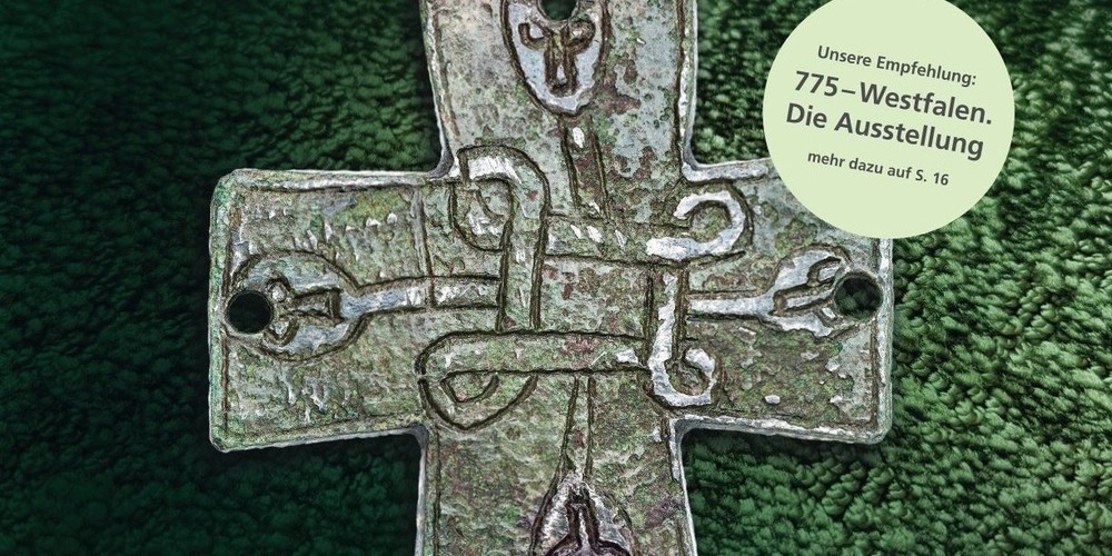 Bronzenes Kreuz mit dekorativen Mustern auf grünem Hintergrund und Text zu LWL-Museumstour 2025 | 2026