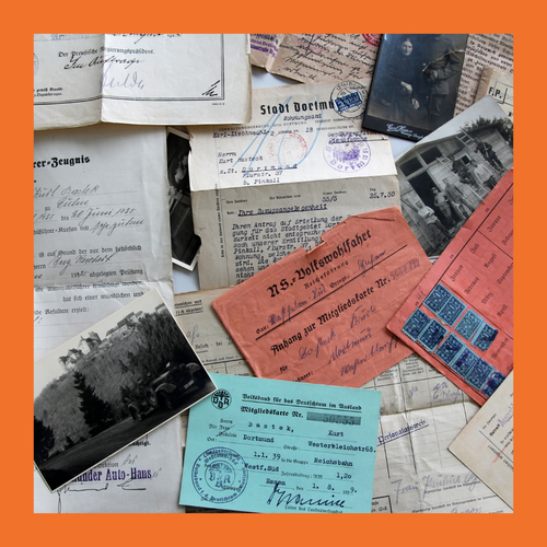 Mehrere alte Dokumente, Briefe, Fotos und Mitgliedskarten liegen auf einem orangefarbenen Untergrund verteilt. Eingerahmt von einem orangenem Rahmen.