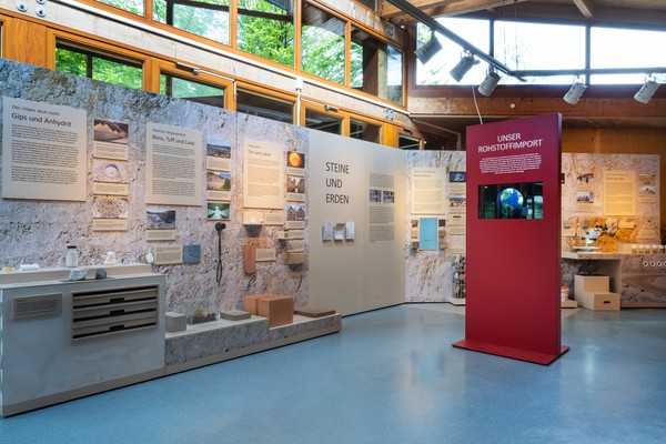 Ausstellungshalle mit Textwänden und Informationsstele