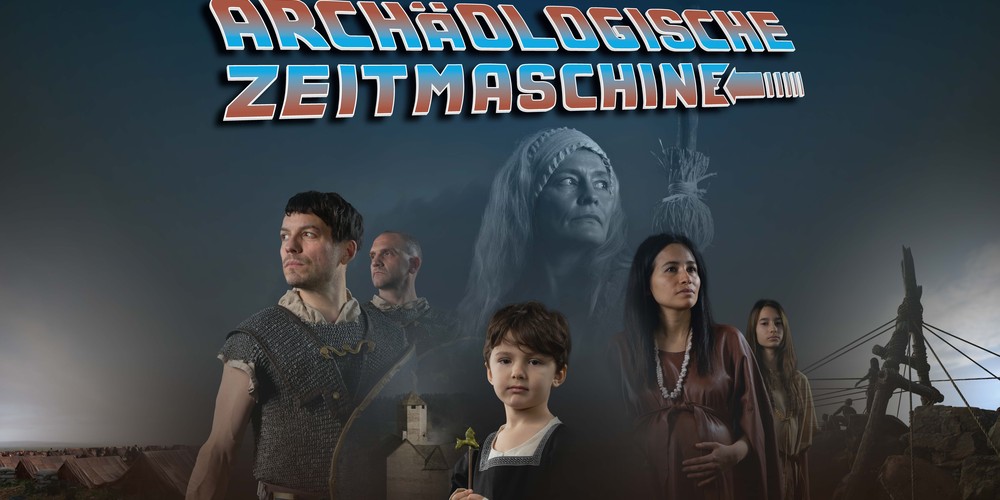 Mehrere Personen in historischer Kleidung stehen vor einer Kulisse mit archäologischen Gegenständen und großem Schriftzug 'Archäologische Zeitmaschine'.
