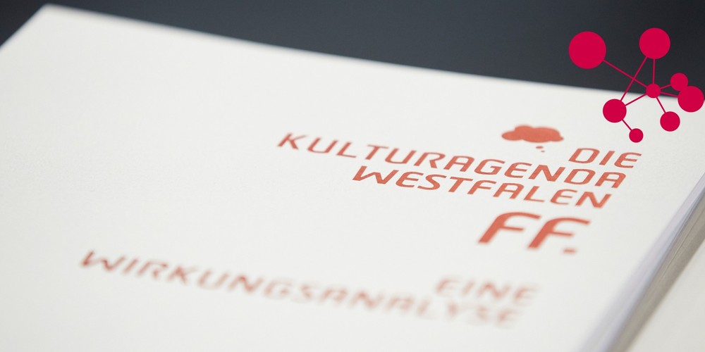 Broschüre mit dem Titel 'Die Kulturagenda Westfalen FF Eine Wirkungsanalyse' und einem roten Netzwerk-Symbol in der rechten oberen Ecke