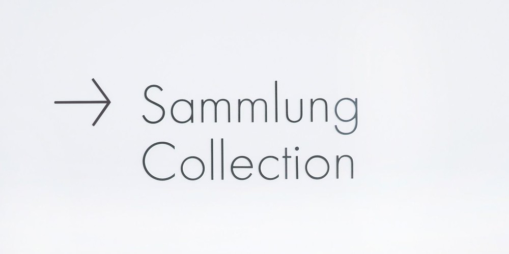 Beschriftung mit Pfeil in Richtung Sammlung/Collection an einer Wand.