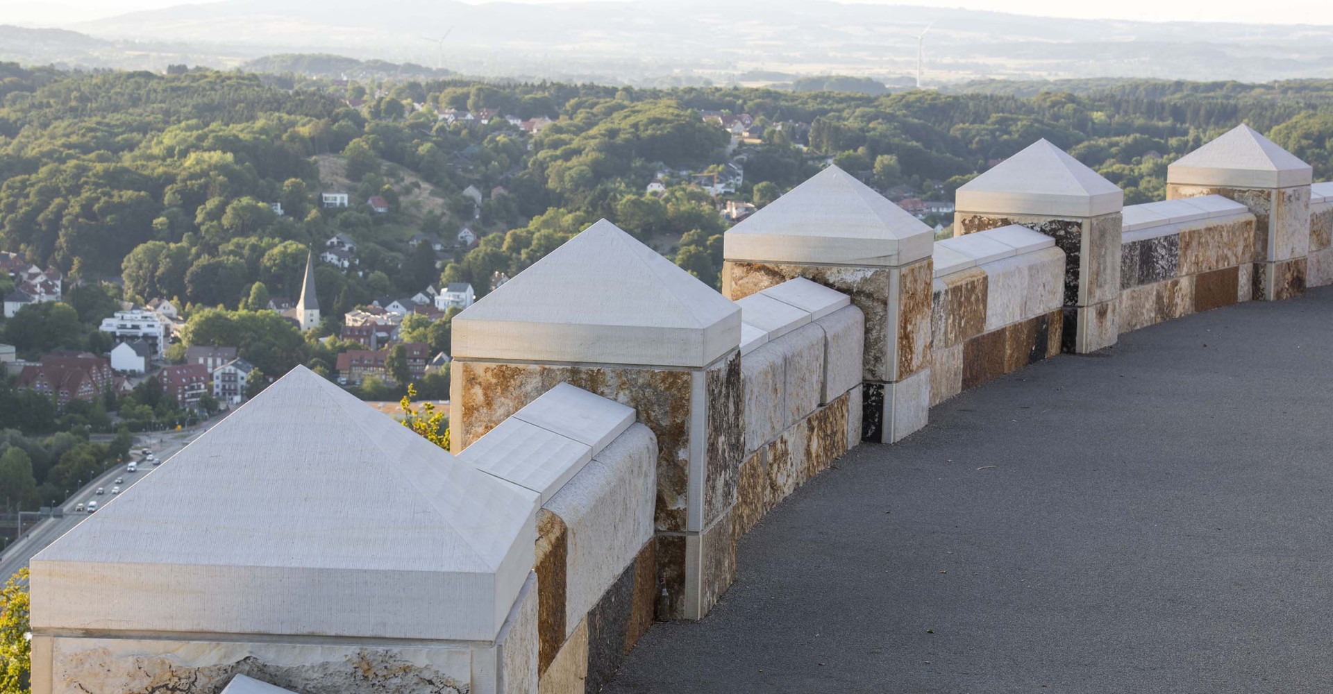 Blick über die Mauer der Terrasse hinunter auf die Landschaft