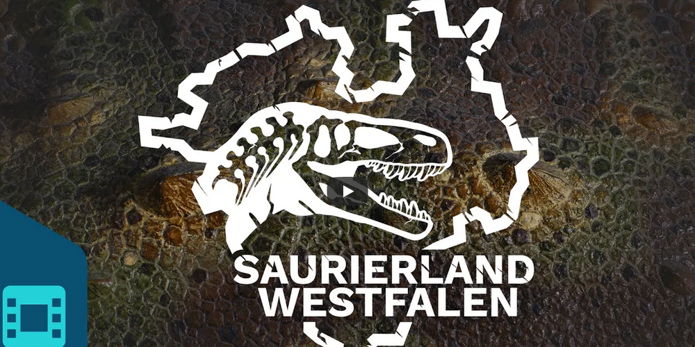 Weißes Logo mit Dinosaurierschädel vor Umriss der Region Westfalen-Lippe und dem Text 'SAURIERLAND WESTFALEN' auf dunklem, schuppigem Hintergrund