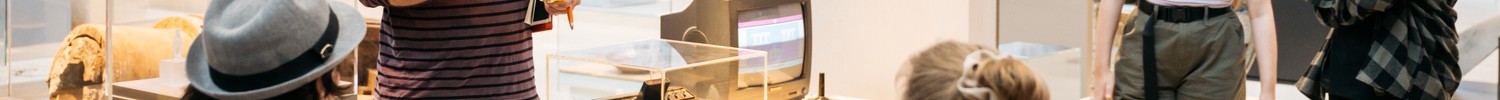 Eine Museumsführung mit einer Besuchendengruppe durch die Ausstellung "Modern Times"
