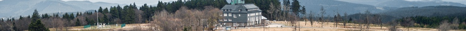 Panoramaansicht der Bergkuppe mit Gebäude