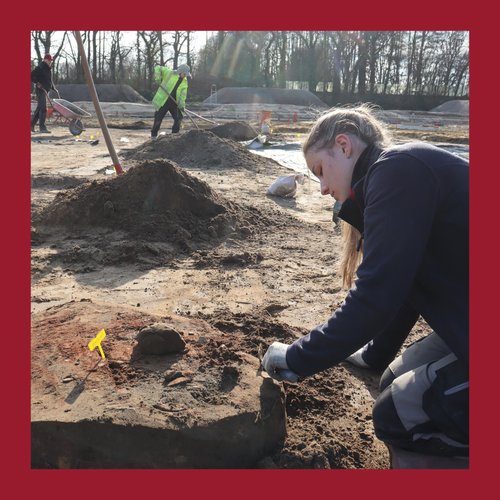 Eine Frau auf einem archäologischen Ausgrabungsfeld legt Funde frei, Foto gerahmt von einem dunkelroten Rahmen