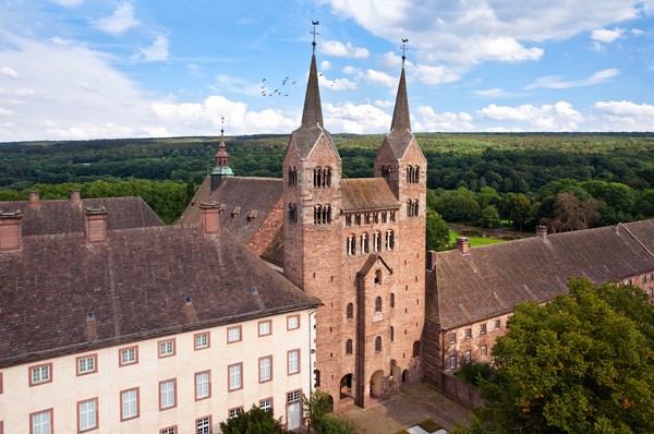 Blick von oben auf das Benediktinerkloster Corvey mit zwei Türmen