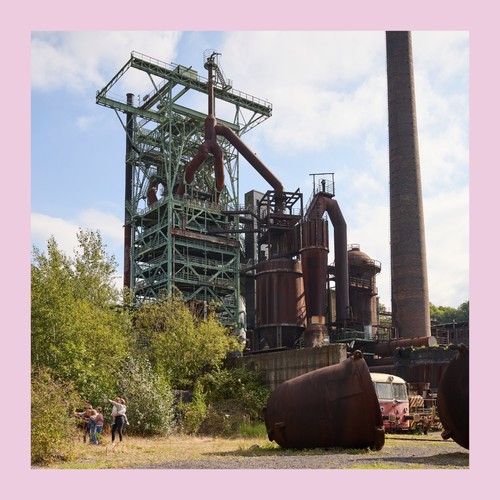 Blick auf der Hochofen der Henrichshütte in Hattingen, Bild eingefasst mit rosa Rahmen