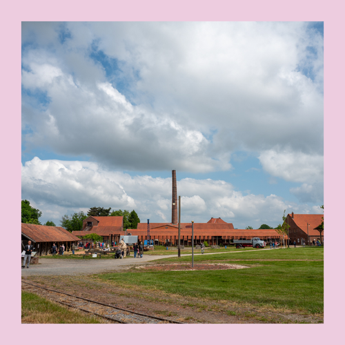 Blick auf das Gelände der Ziegelei Lage, Bild eingefasst in rosa Rahmen