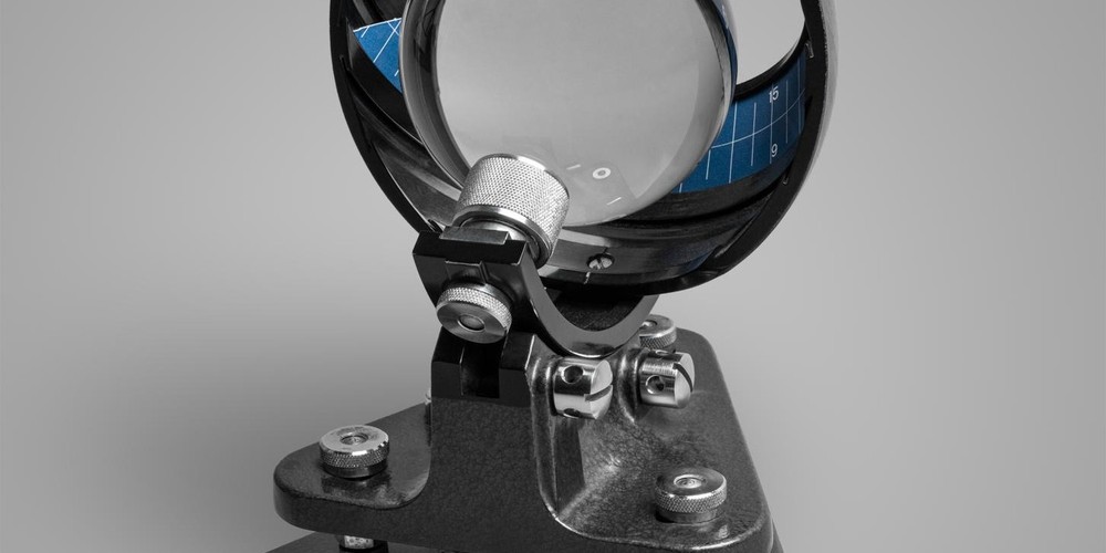 Heliograf mit verstellbarer Halterung und eingebauter Lupe zur Messung der Sonnenscheindauer auf einem gebogenen Messpapier